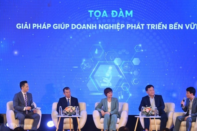 Các chuyên gia và nhà khoa học chia sẻ tại tọa đàm. Ảnh: Giang Huy