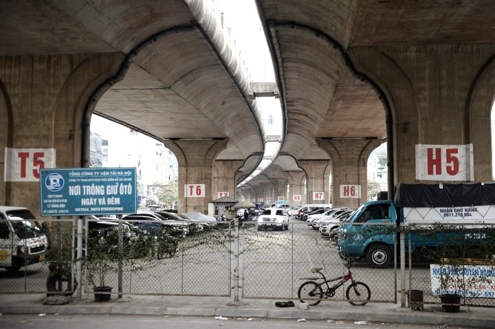 Parkplatz unter der Vinh Tuy-Brücke. (Foto: VOV).