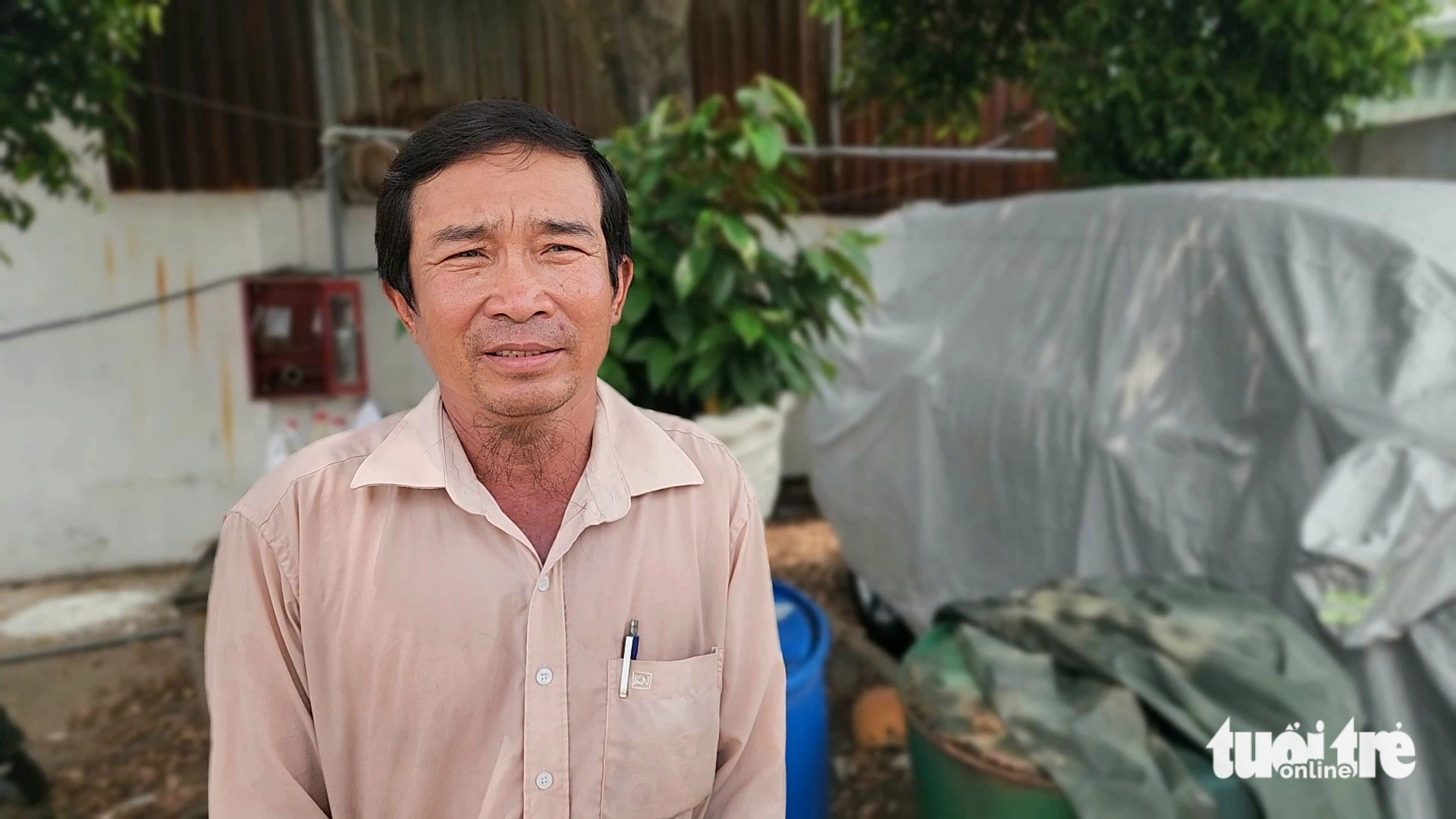 Dinh Minh Canh 씨는 학생들이 시험을 순조롭게 볼 수 있도록 조금이나마 도움이 되고자 손톱 발치 횟수를 늘렸다고 밝혔습니다. - 사진: NGOC KHAI