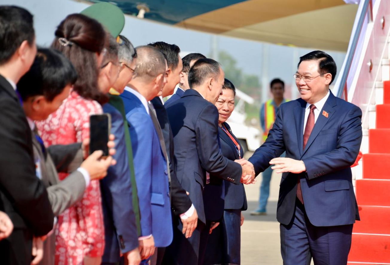 Arrivée à Vientiane du président de l'Assemblée nationale Vuong Dinh Hue, début de sa visite au Laos