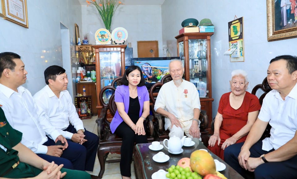 La secrétaire adjointe permanente du Comité du Parti de la ville, Nguyen Thi Tuyen, a rendu visite à M. Dang Thanh Hung et lui a offert des cadeaux.