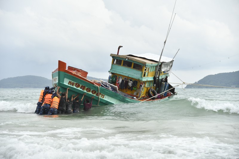 Cán bộ, chiến sĩ Lữ đoàn 127, Bộ Tư lệnh Vùng 5 Hải quân cứu kéo tàu cá Kiên Giang ra khỏi nơi mắc cạn. (Ảnh: Văn Định)