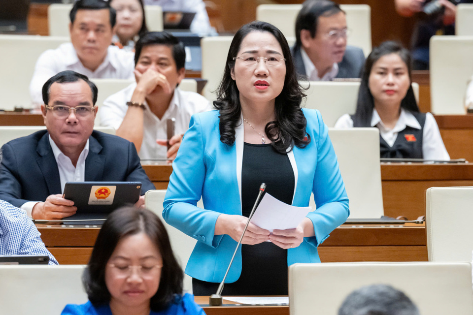 La delegada de la Asamblea Nacional, Nguyen Thi Thuy (delegación de la Asamblea Nacional de la provincia de Bac Kan), habló en la reunión. Foto: Quochoi.vn