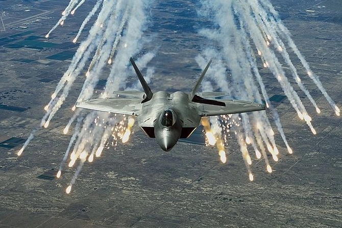 米、ロシア領土付近の基地に「ラプター」戦闘機を派遣