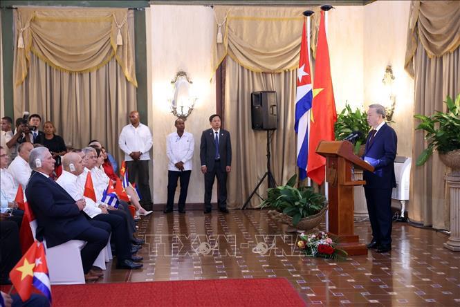 Le secrétaire général et président To Lam s'exprime lors de la réunion avec les représentants des mouvements d'amitié entre les peuples et les jeunes de Cuba. Photo : VNA