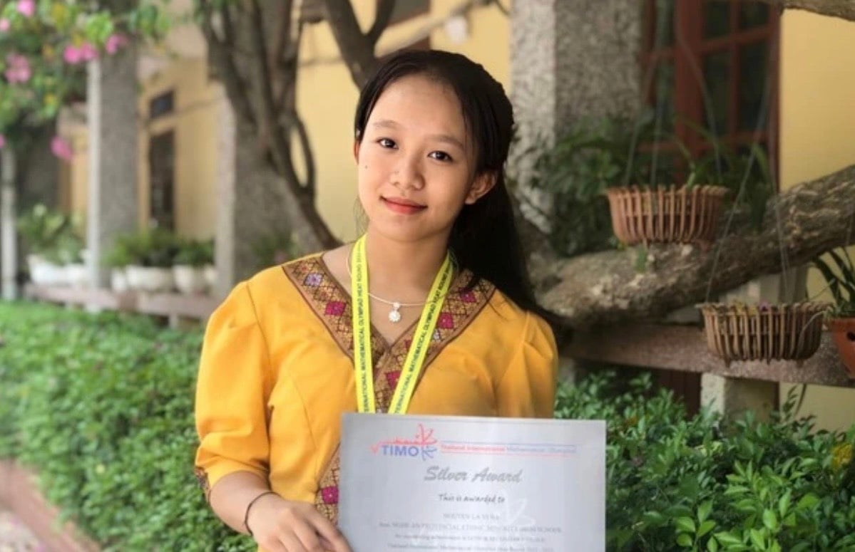 Ethnic minority female student wins award at international math competition