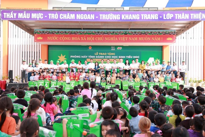 Nestle' MILO trao tặng máy tính cho các trường tiểu học vùng cao