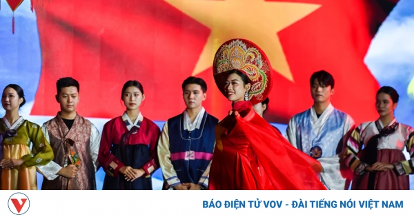 Spectacle d'Ao Dai vietnamien