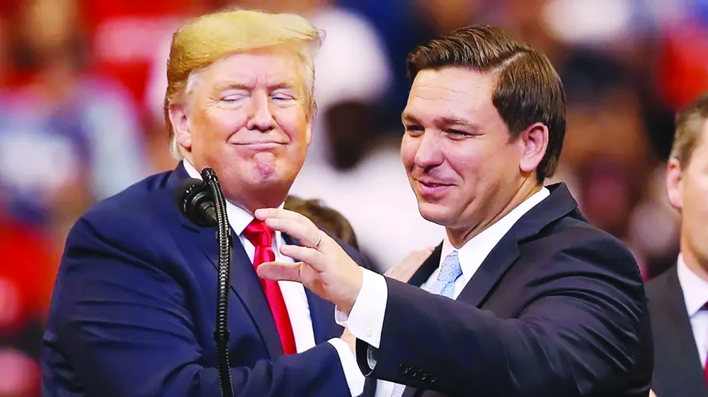 Ông Donald Trump và ông Ron DeSantis trong một cuộc họp của đảng Cộng hòa. Ảnh: FOX NEWS