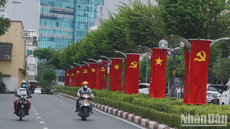 In late August, streets, alleys, and lanes in Ho Chi Minh City were brightly decorated with national flags, posters, billboards, and slogans arousing national pride and patriotism, looking forward to the nation's great holiday.