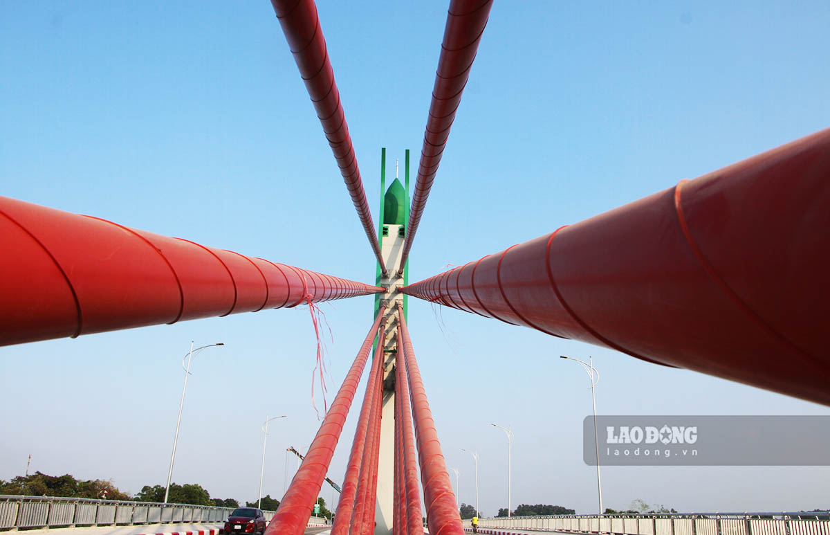 This is the Extrados cable-stayed bridge technology, which not only has the effect of supporting and withstanding superior force but also creates a highlight landscape for the bridge.