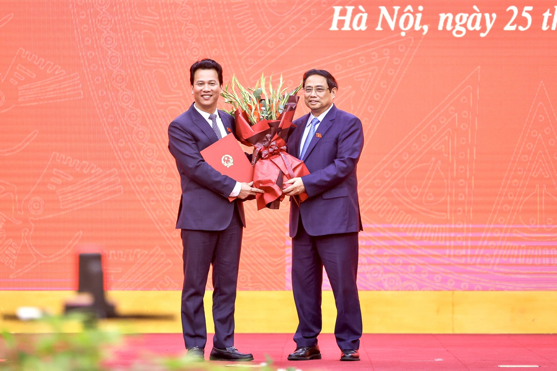 

Thủ tướng Chính phủ Phạm Minh Chính trao Quyết định bổ nhiệm và tặng hoa chúc mừng tân Bộ trưởng Bộ Tài nguyên và Môi trường Đặng Quốc Khánh