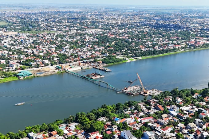 Nguyen Hoang Bridge across the Huong River with an investment cost of more than 1,500 billion VND is gradually taking shape after one year of construction. Photo: Vo Thanh