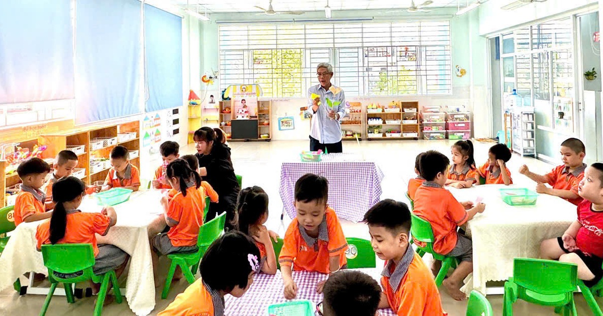 그는 우리 학교에 가서 하루 동안 유치원 교사로 일했습니다.