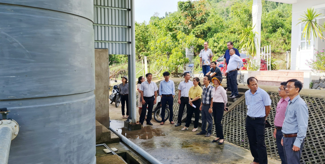Das Inspektionsteam besichtigte das Projekt zur zentralen Wasserversorgung in der Gemeinde Khanh Trung.