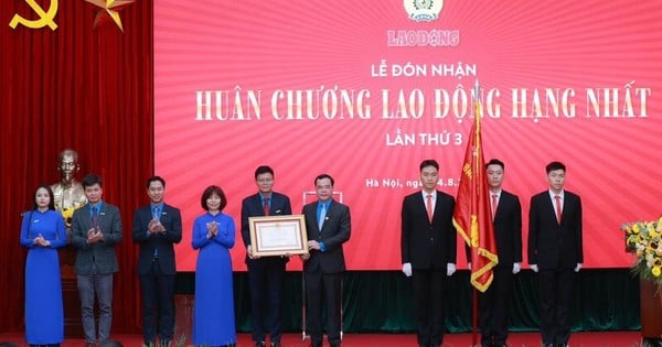 Báo Lao Động đón nhận Huân chương Lao động Hạng Nhất