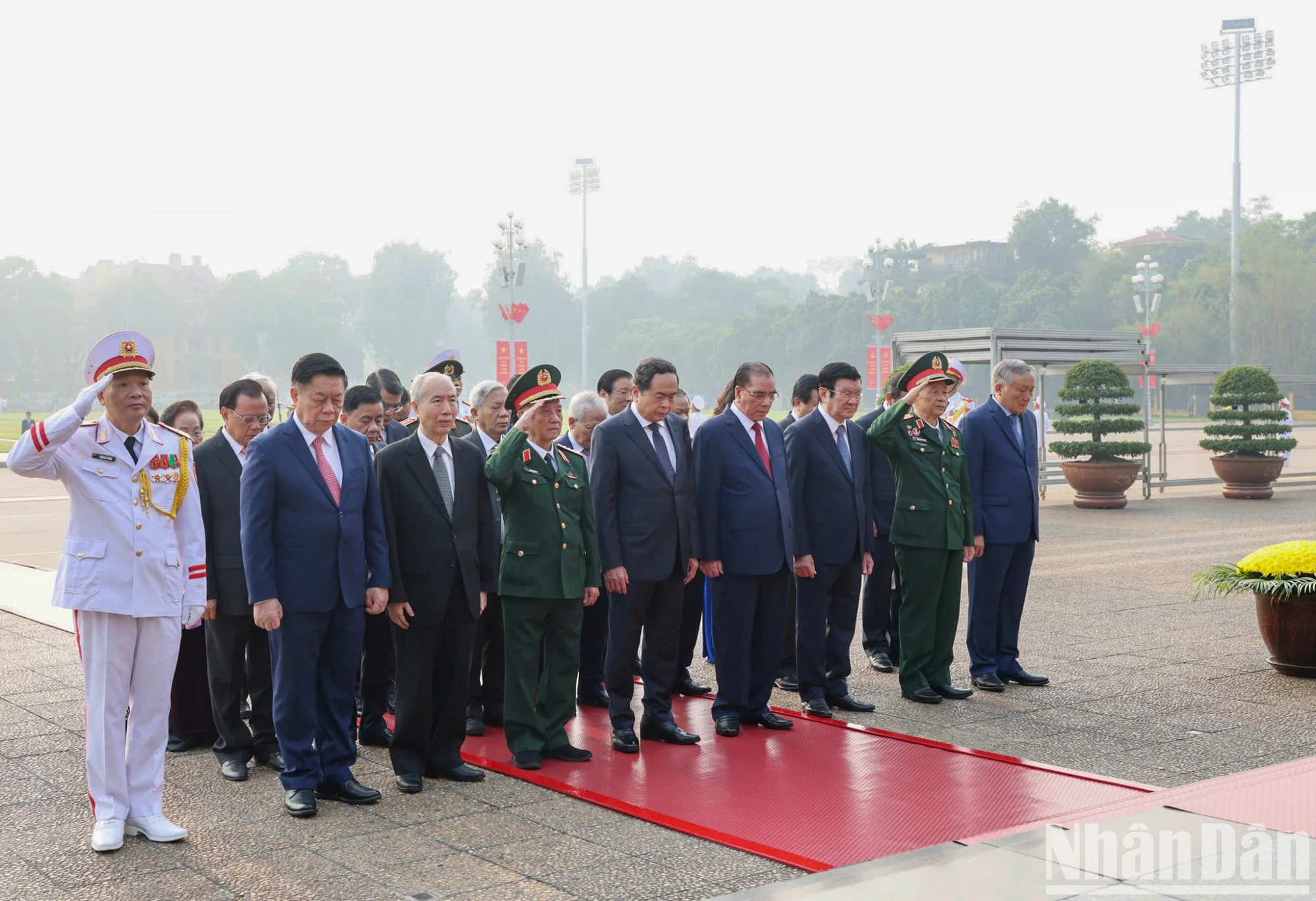 [Photo] Party and State leaders visit Ho Chi Minh Mausoleum and commemorate heroes and martyrs on the occasion of the 70th anniversary of the Liberation of the Capital photo 3