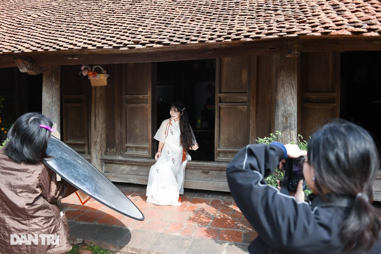 Duong Lam ancient village turns into a Tet film set, attracting tourists to check-in in Ao Dai - 7