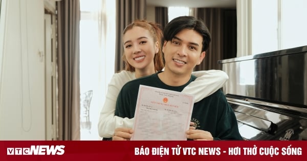 Ho Quang Hieu and his girlfriend 17 years younger show off their marriage certificate