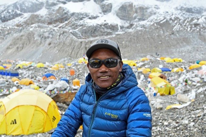 Kami Rita Sherpa, 53 tuổi, tại trạm dừng chân Solukhumbu, núi Everest, ngày 2/5. Ảnh: AFP