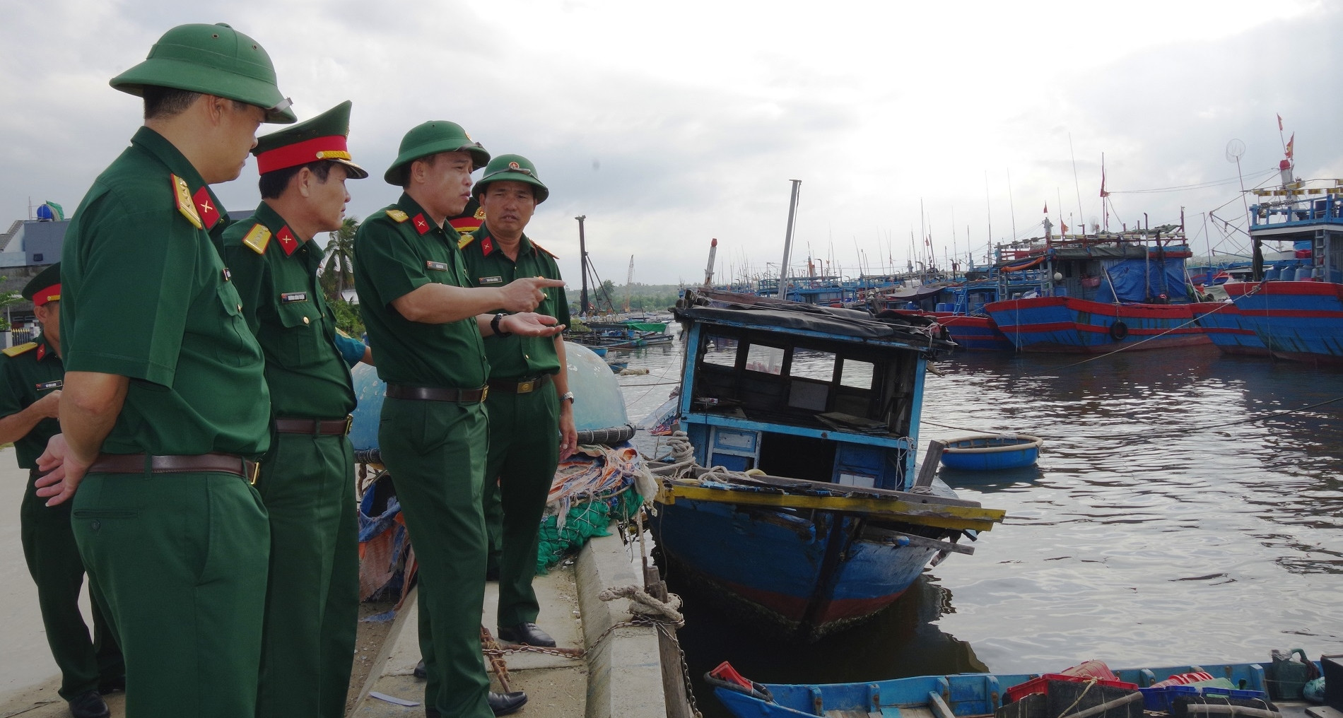 Quang Nam kauft Satellitentelefone und bereitet seine Streitkräfte auf den Sturm Tra Mi vor