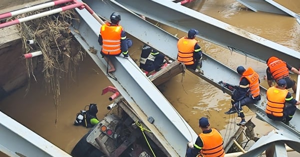 30 Taucher werden mobilisiert, um sich dem an der Einsturzstelle der Phong Chau-Brücke festsitzenden Lastwagen zu nähern