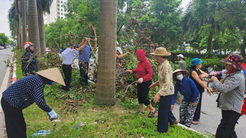 Phụ nữ Thủ đô đồng loạt ra quân tổng vệ sinh môi trường sau bão, lũ - Ảnh 1