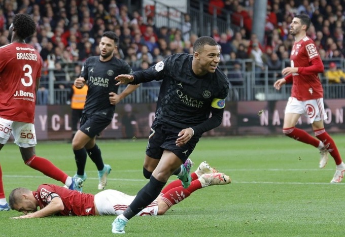 Mbappe celebrates after scoring a rebound to help PSG beat Brest 3-2 in round 10 of Ligue 1 on October 29. Photo: psg.fr