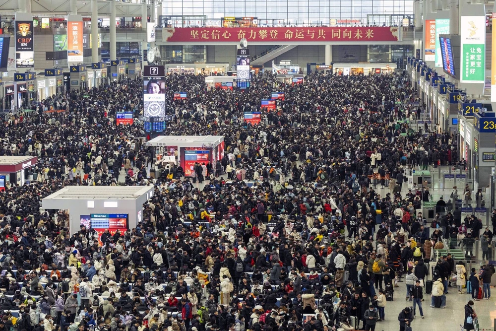 Passagiere am Bahnhof Shanghai, China, anlässlich des chinesischen Neujahrsfestes 2024. Foto: Bloomberg