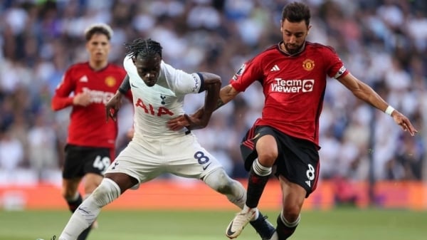 VAR nhận ý kiến trái chiều, Man Utd thua 0-2 trên sân Tottenham