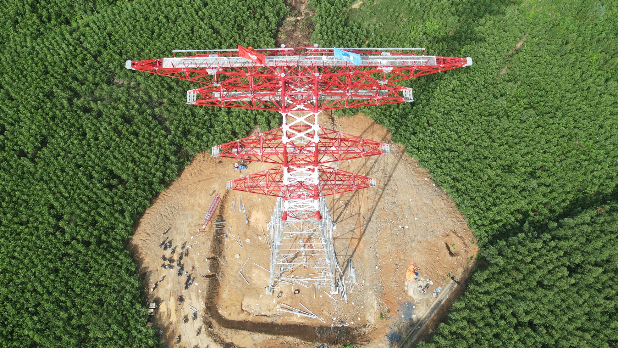 Fièrement, le drapeau de l'Union flotte sur le poteau électrique de 500 kV, circuit 3, section à travers Nghe An, photo 14