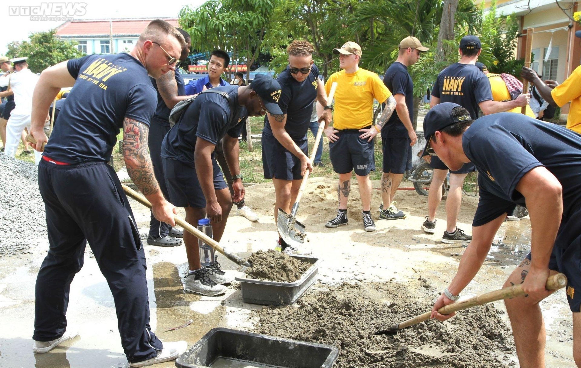 Sailors of the US aircraft carrier USS Ronald Reagan show off their skills as construction workers with orphans in Da Nang - 4