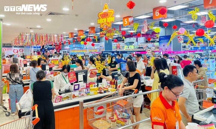 Le 29 Têt, les supermarchés de Ho Chi Minh-Ville étaient bondés de gens faisant leurs courses. (Photo : Dai Viet)