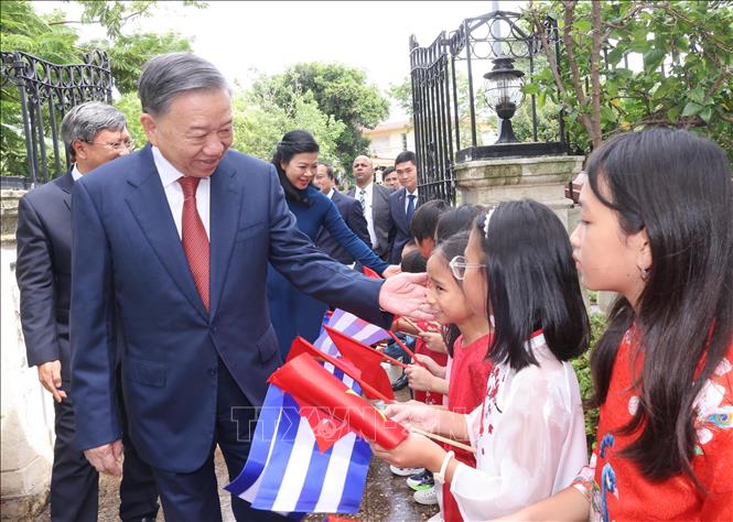 Generalsekretär und Präsident To Lam besucht die Botschaft und die vietnamesische Gemeinschaft in Kuba