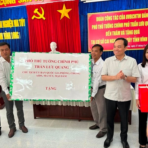 Deputy Prime Minister visits and presents gifts at Vinh Long drug rehabilitation facility