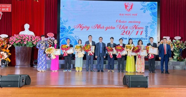 Hue University spends more than 4.1 billion VND to reward teachers on the occasion of November 20