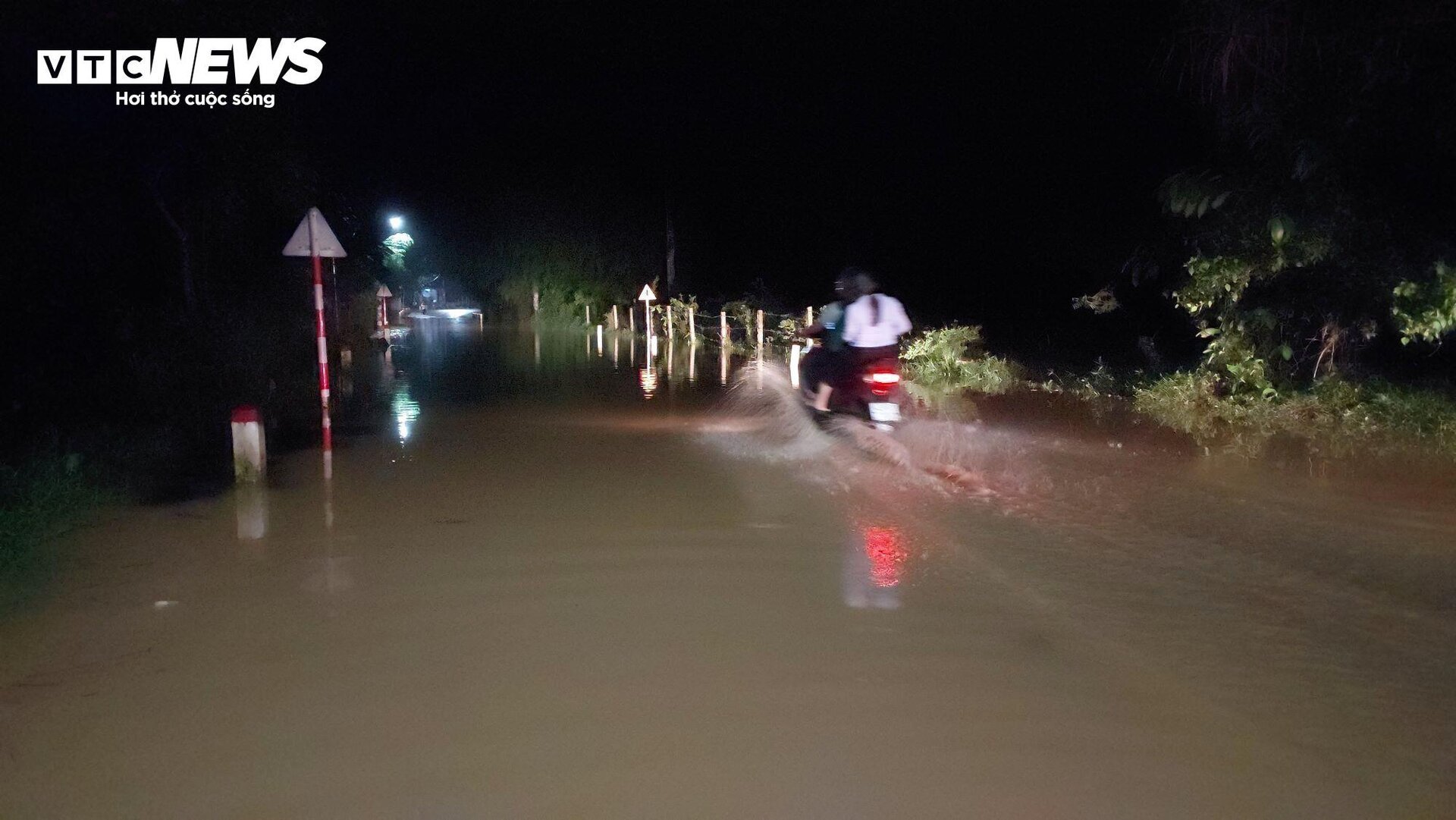 Hochwasser sperrte um Mitternacht die Nationalstraße 14G, die Bewohner von Da Nang beeilten sich, ihre Autos zu parken - 2