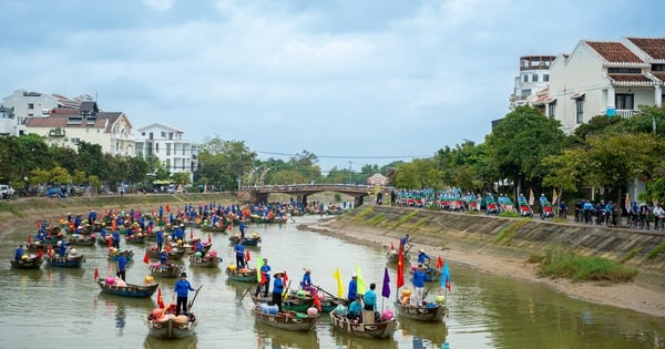 Ghe bơi, xích lô diễu hành kỷ niệm 25 năm Hội An là di sản thế giới