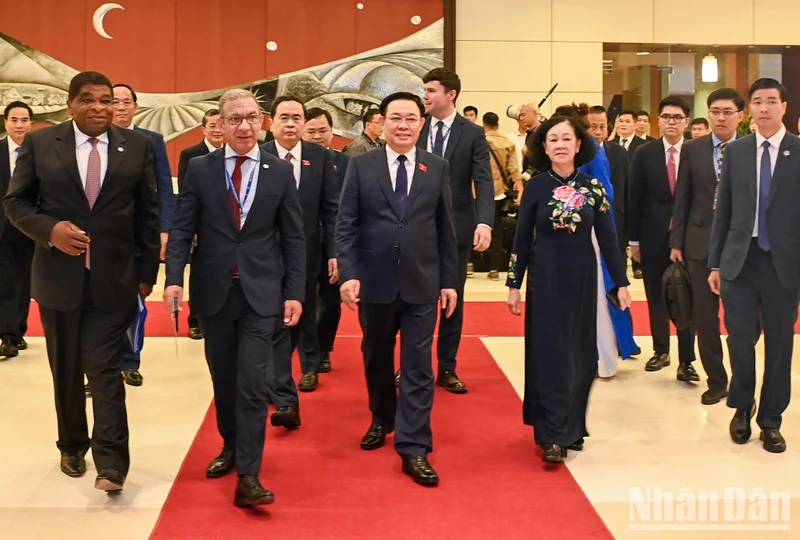 El presidente de la Asamblea Nacional, Vuong Dinh Hue, el presidente de la Unión Interparlamentaria, Duarte Pacheco, y delegados asistieron a la ceremonia de apertura.