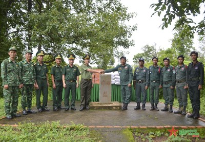 Donated 8 tons of rice and 200 boxes of instant noodles to border guards in Mondulkiri province, Cambodia