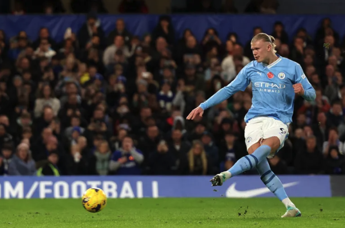 Haaland a ouvert le score sur penalty pour Manchester City. Photo : AFP