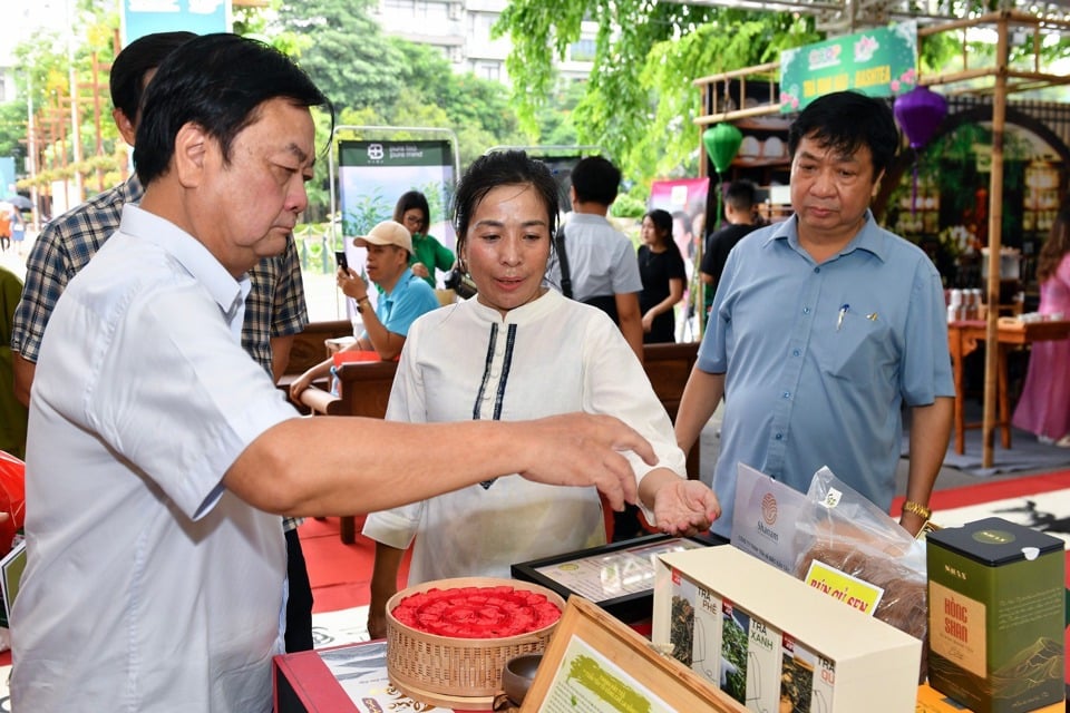 Minister Le Minh Hoan visited a booth of unique products from lotus flowers.