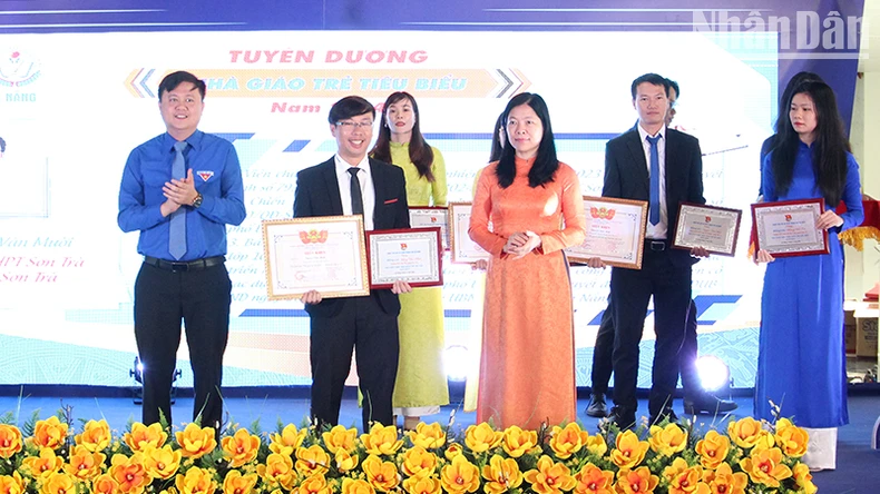 Da Nang ehrt 39 „herausragende junge Lehrer“ Foto 1