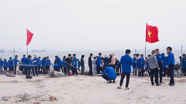 Zehntausende Jugendliche aus Ha Long schließen sich zusammen, um die Umwelt zu säubern. Foto 7