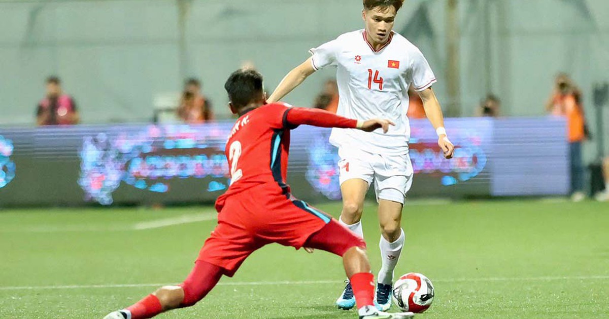 Gardant la tête froide pour le match revanche, l'équipe vietnamienne battra Singapour au Viet Tri