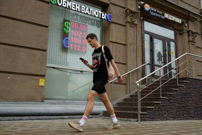 A man walks past a money exchange office in Moscow on August 14. Photo: AP