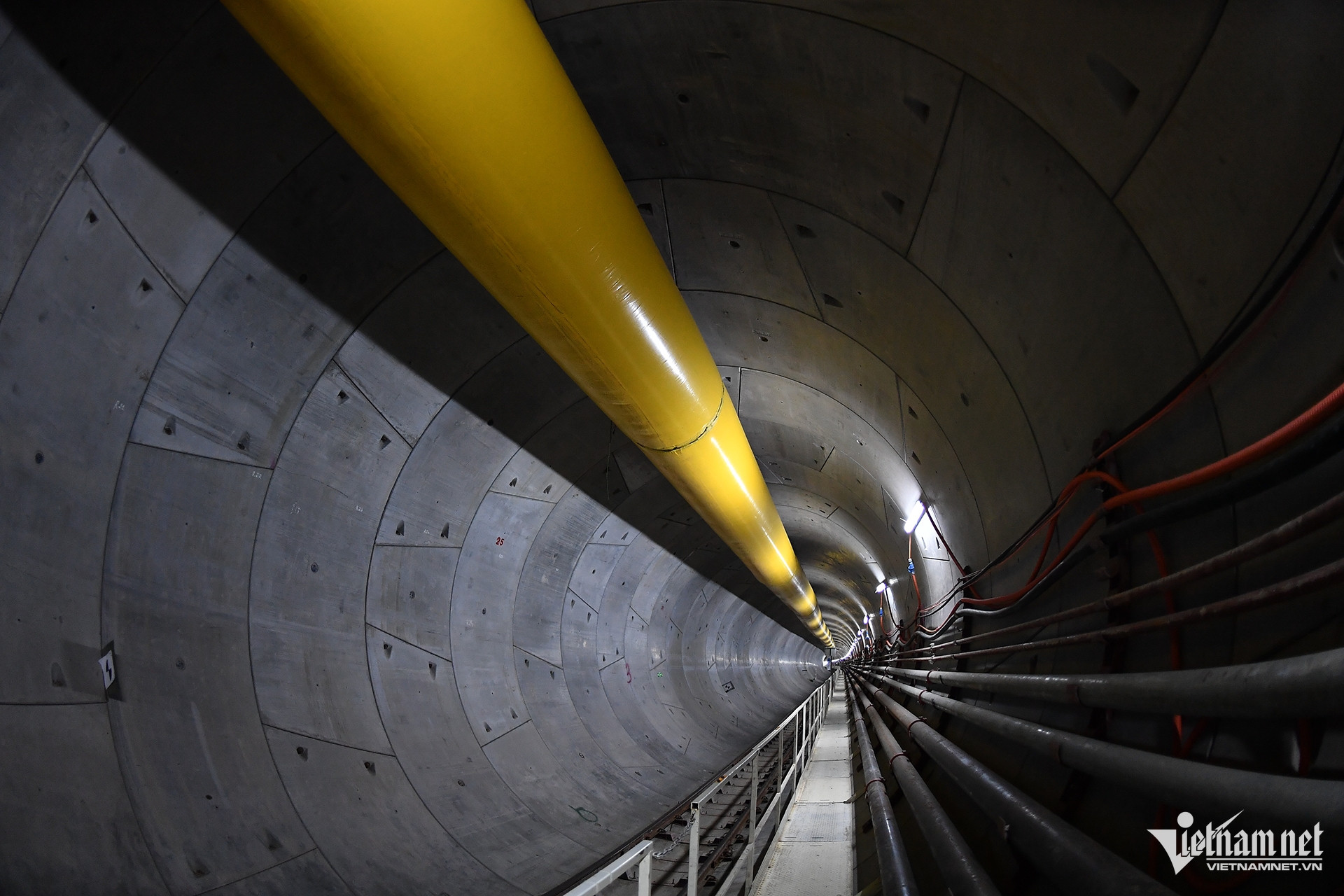 Gros plan de 647 m de voie ferrée sous une profondeur de près de 18 m de la station de métro Nhon - Hanoi