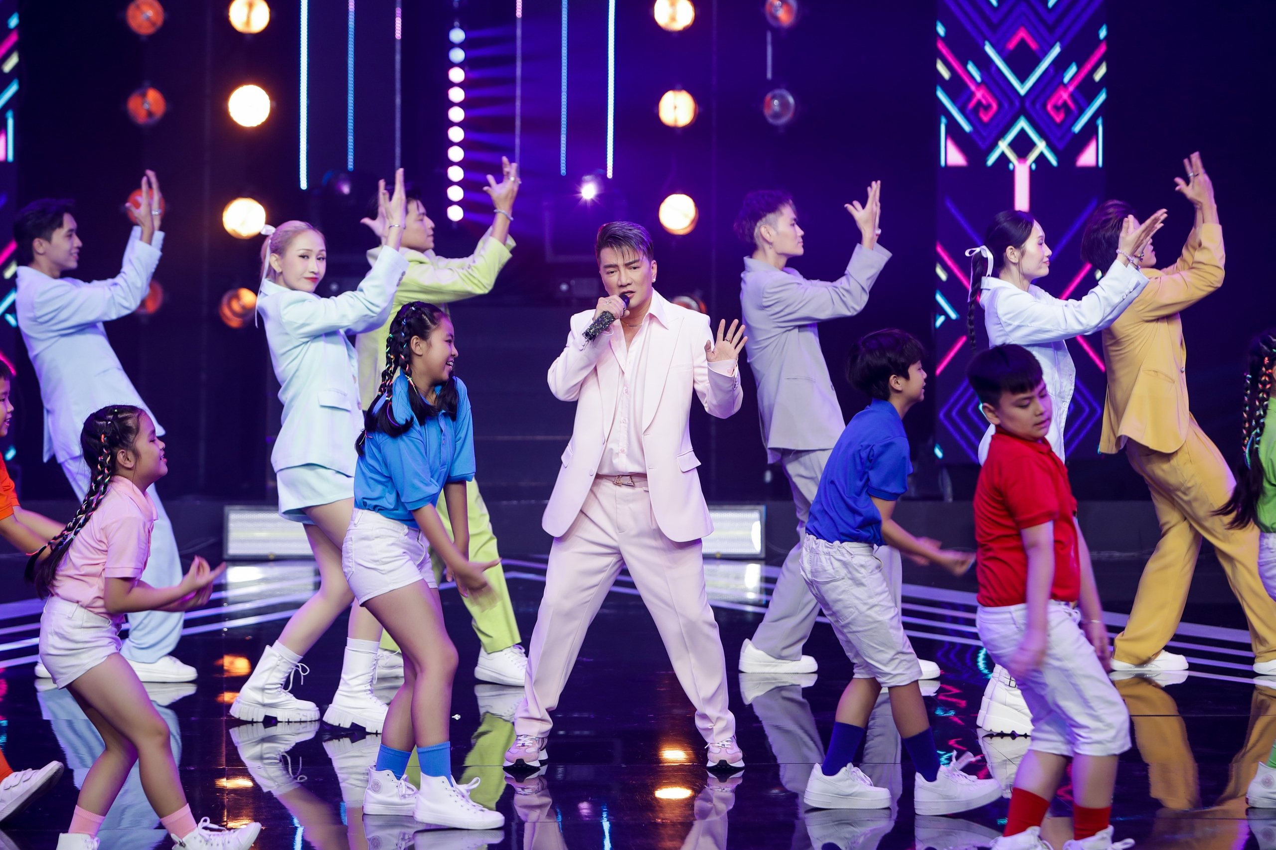 Hồ Ngọc Hà, Chi Pu, Đông Nhi cùng dàn sao Việt đón giao thừa tại ‘Tết HTV’- Ảnh 12.