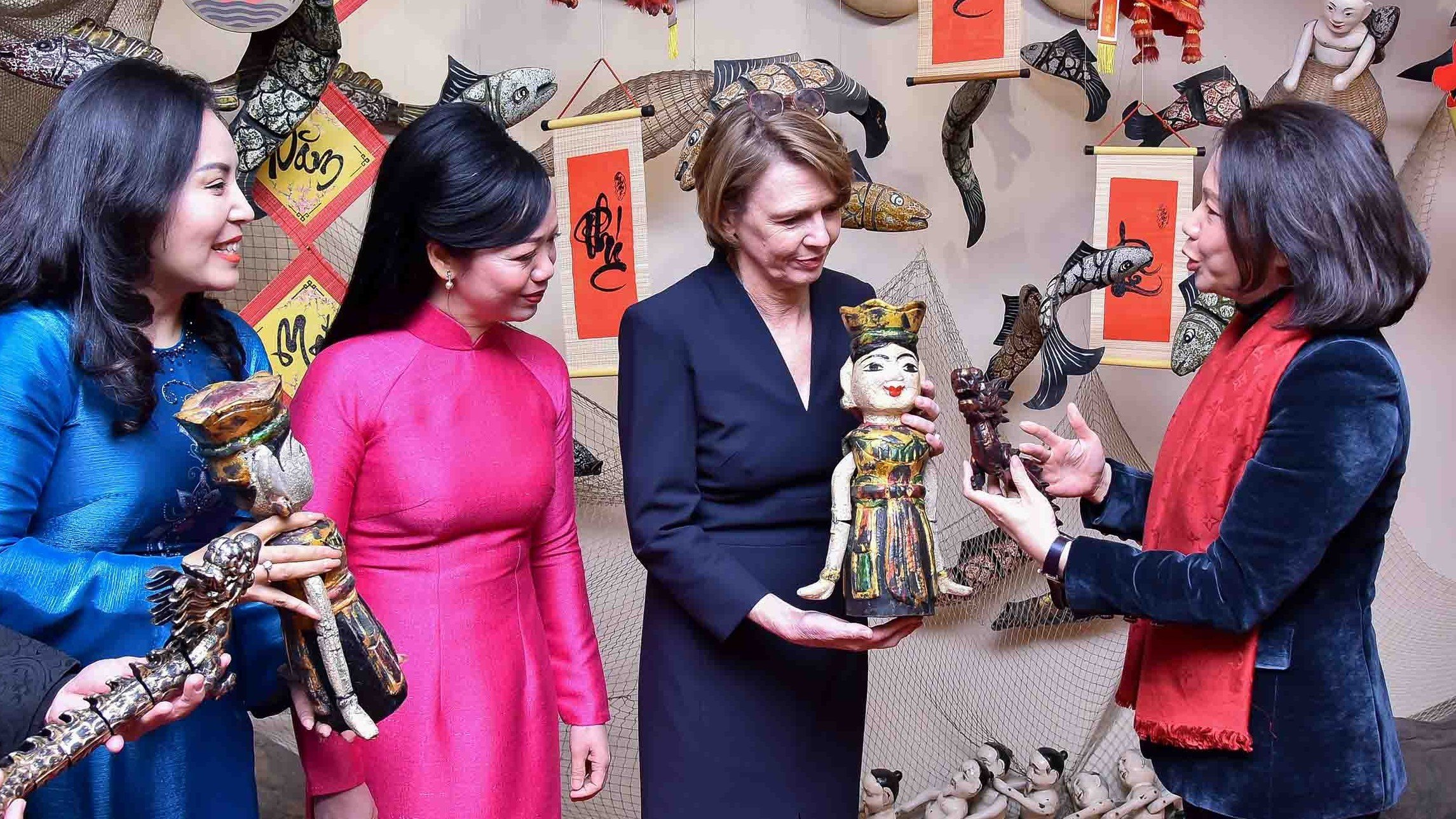 The President's wife and the German President's wife enjoy water puppetry