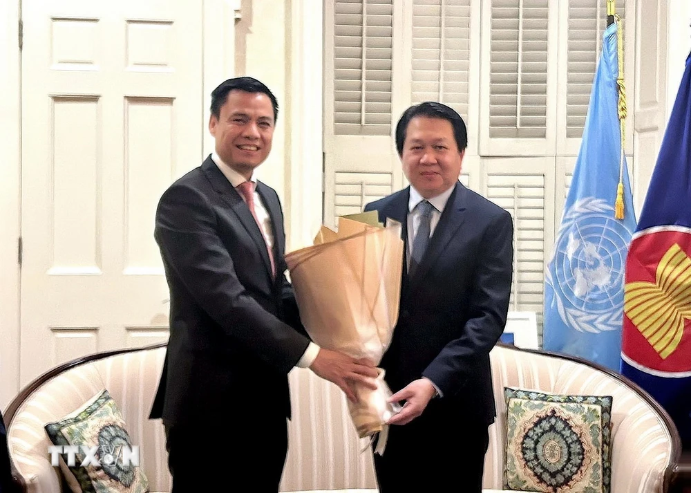 Botschafter Dang Hoang Giang, Leiter der Ständigen Vertretung Vietnams bei den Vereinten Nationen, gratulierte Botschafter Anouparb Vongnorkeo, Leiter der Ständigen Vertretung Laos bei den Vereinten Nationen. (Foto: VNA)